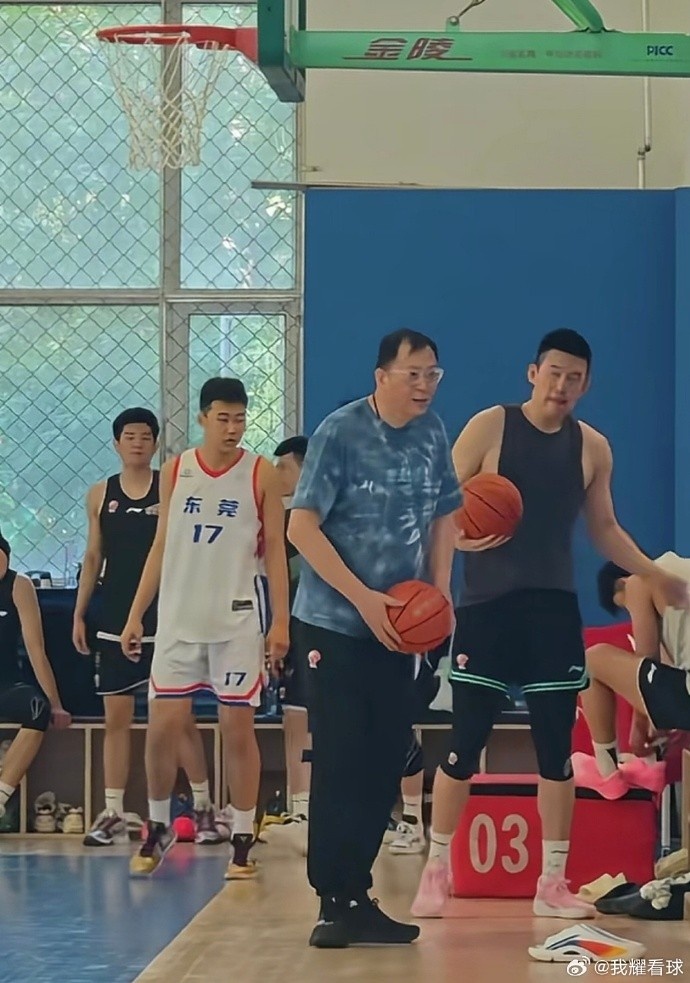 【体育头条】媒体人:广东梯队的刘卫霖正与辽篮一起夏训 接受主