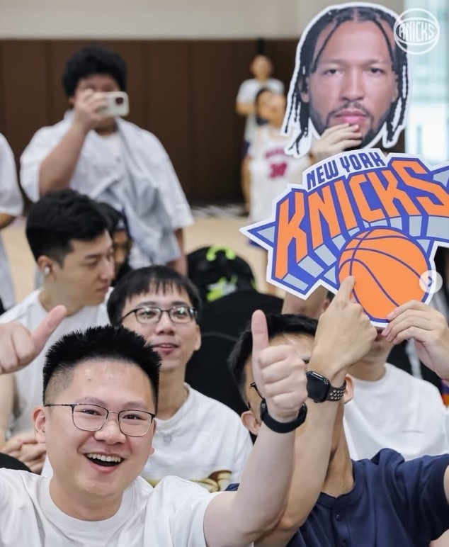[今日体讯]联动上了！尼克斯晒在沪球迷线下观赛照：从上海到纽
