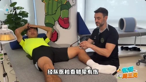 [体坛快讯]记者：鲍盛鑫归队后经队医检查韧带有伤，需⚽要一段时间康复