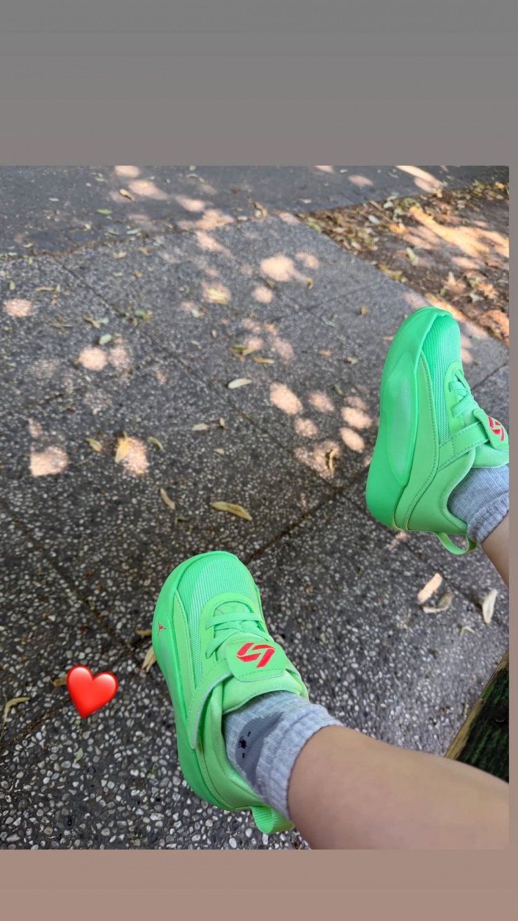 依旧是带娃的一天！东契奇晒照 女儿穿着自己的童版签名鞋