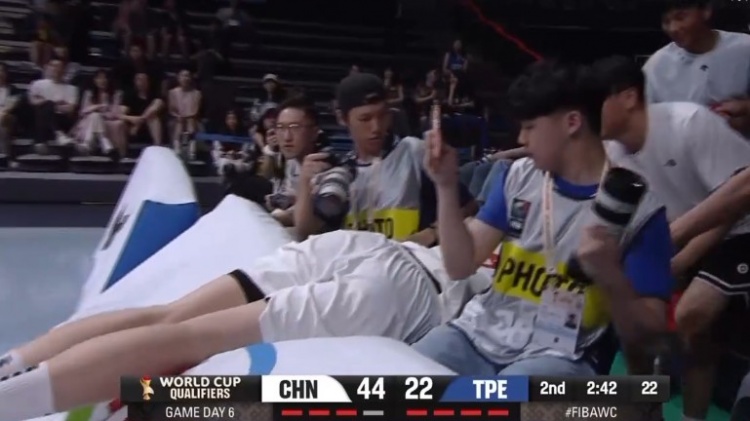 态度积极！杨瀚森飞身救球飞出界外 起身面带微笑