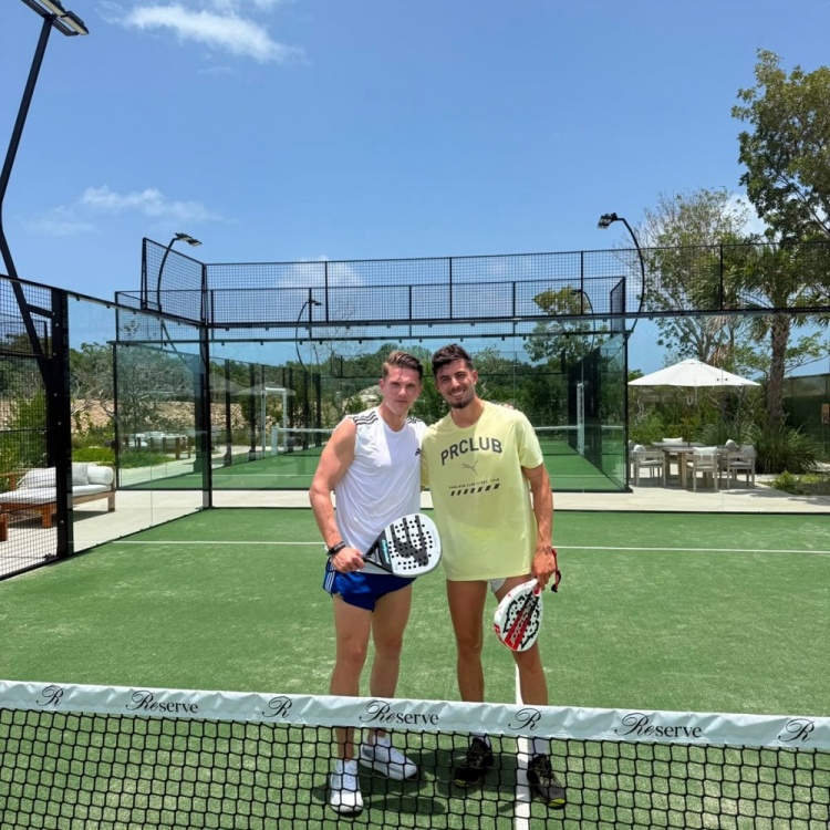 中锋对决🎾哈弗茨社媒晒度假照，与约克雷斯一起打球