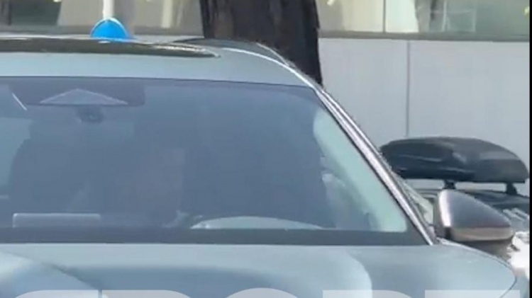 每体：阿德耶米离开巴萨体育城，回酒店换正装，然后去办公室签约