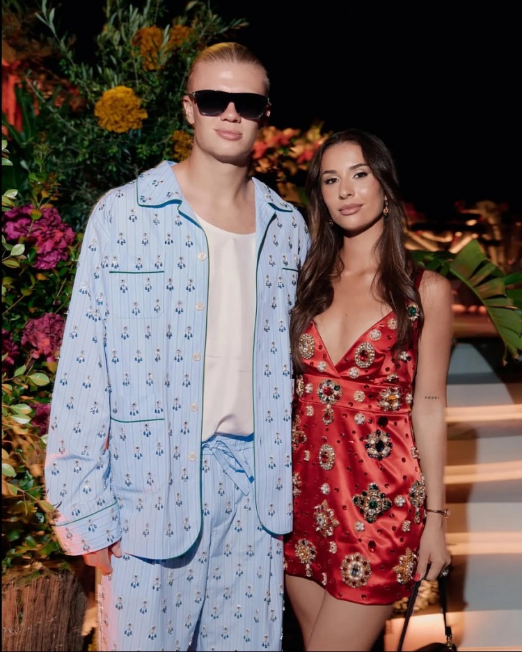 太阳报：哈兰德与女友在法国度假，身穿睡衣风格服装参加派对