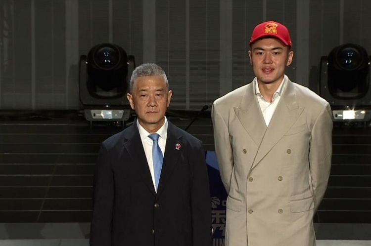 [看点来袭]深圳男篮在第7顺位弃选 在第18顺❕位选中前国手