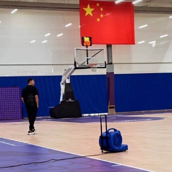 新帅就位！媒体人：北控男篮新帅哈里斯到队