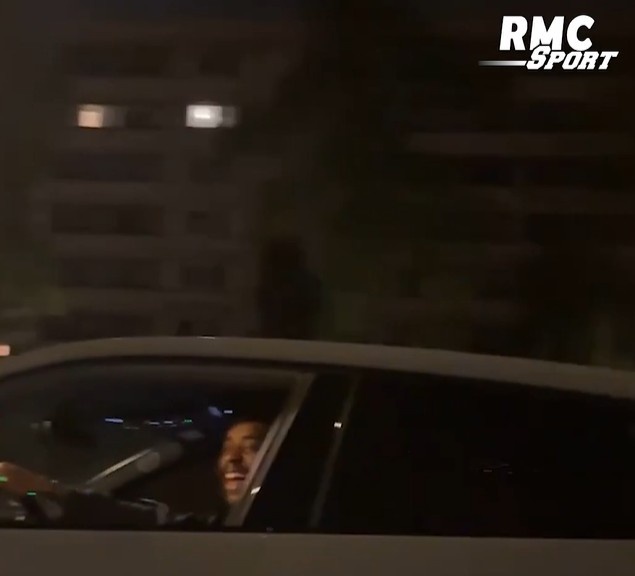 震惊得哇哇大叫！球迷驾车偶遇改装版兰博基尼，司机竟是巴尔科拉