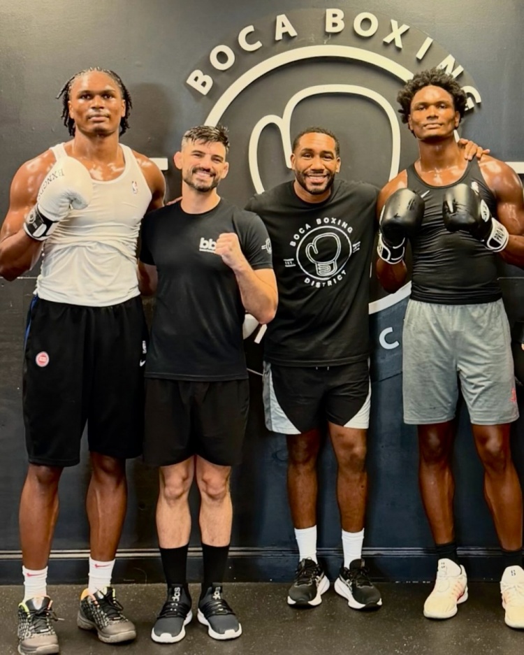 火箭官方晒照：汤普森兄弟和职业拳击手一起进行拳击训练🥊