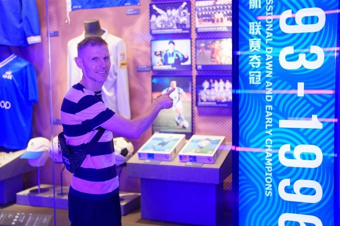今天中午，“申花中心”迎来位特别访客，老球迷们能认出他是谁吗