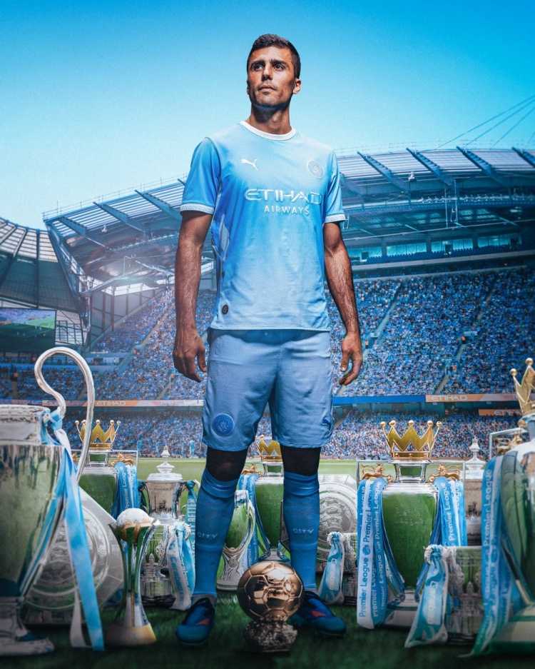 祝好！曼城晒罗德里与奖杯的海报：他赢得了一切🏆💙