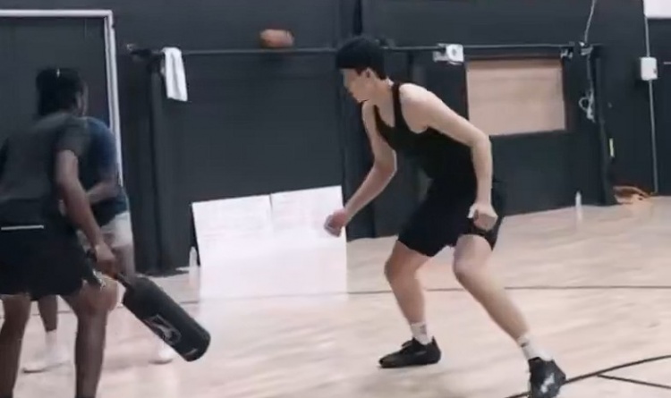 拓媒晒杨瀚森训练片段：休赛期训练 小杨要开启“恐怖模式”了