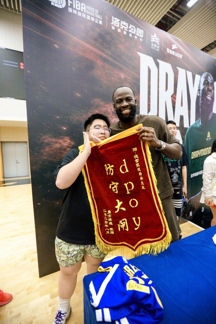 昨日送花递烟 今天送锦旗！追梦中国行感受国内球迷人情世故