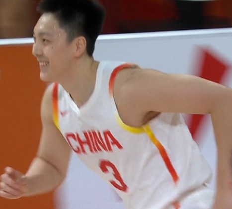【热点追踪】篮筐像大海！胡明轩替补上场连中三记三分球 分差迅速上双(图5)