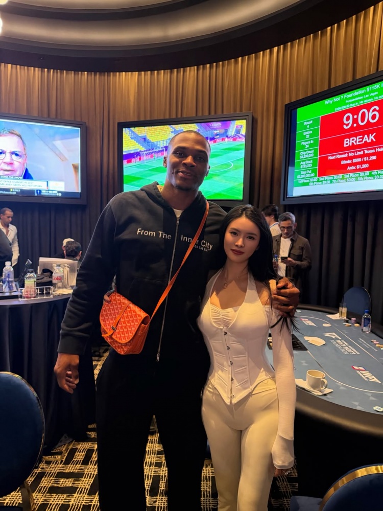 只顾看她了！德扑美女牌手All In姐参加威少基金会扑克之夜！