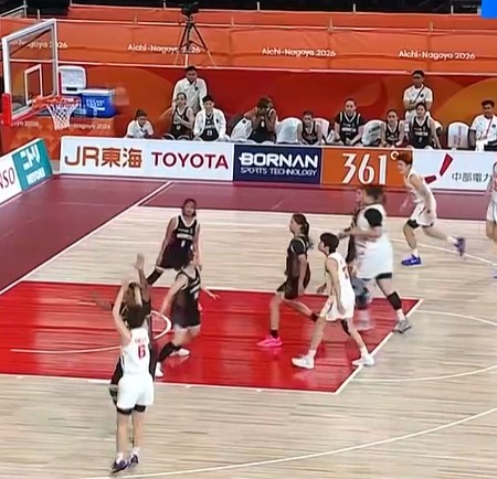 穷追猛打！杨舒予三分轰进 中国女篮将优势扩大到50分以上