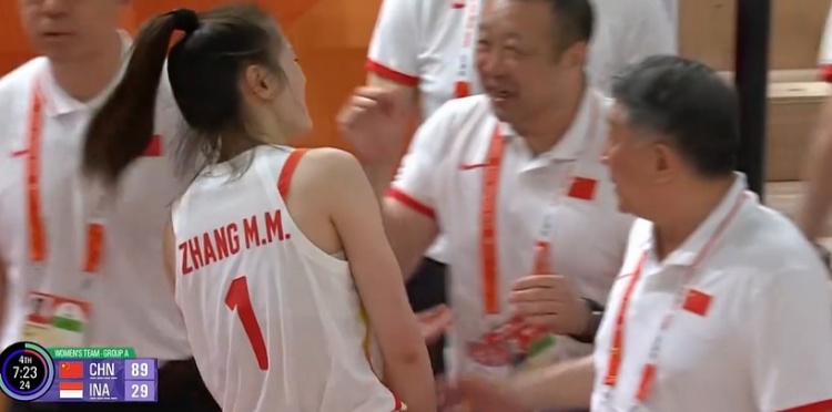 分差还在扩大！张曼曼上篮得手 中国女篮领先60分打停印尼女篮