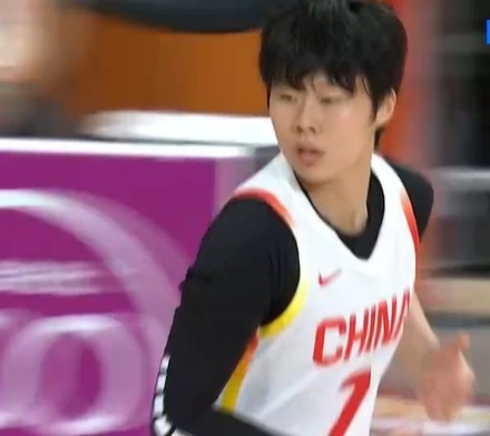 万箭齐发！邓雨婷三分穿针 中国女篮将优势扩大到70分