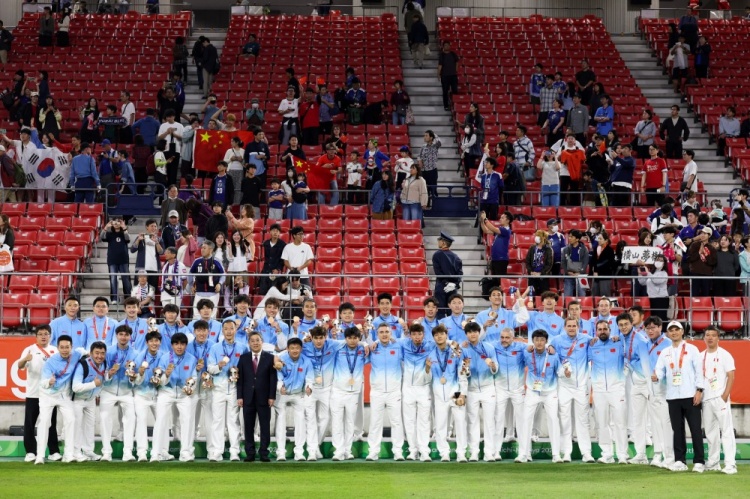 【体坛热评】也有奖牌！❗U2➡️3国足助教于大宝庆祝：亚运会了不起的团队(图2)