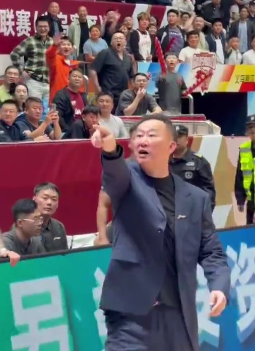 重回故地闹出不愉快！青岛今日输浙江 刘维伟与主场球迷爆发口角