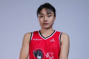媒体人：武汉盛帆被罚体现民企俱乐部卑微 球员挨打只能委曲求全