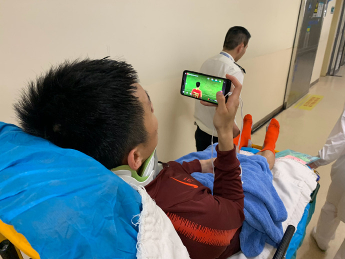 李磊经检查问题不大，在医院仍关注国足比赛