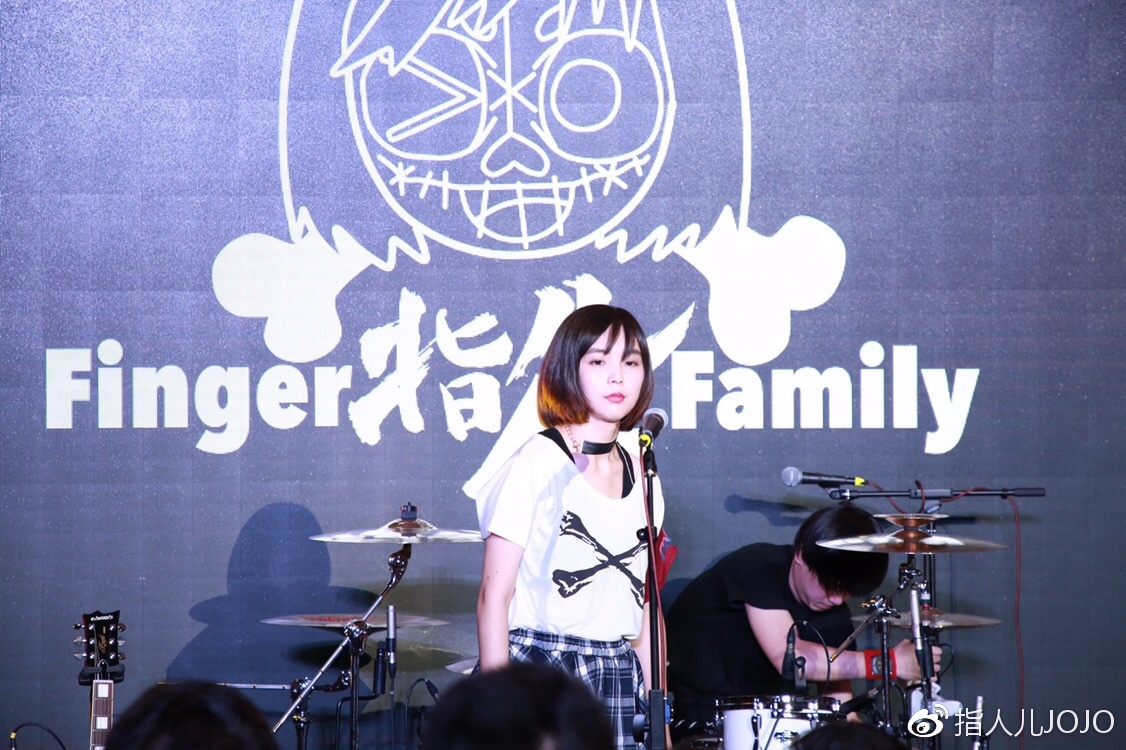 很多人初识jojo和指人儿乐队还是2009年夏天的盖世群音乐队大赛
