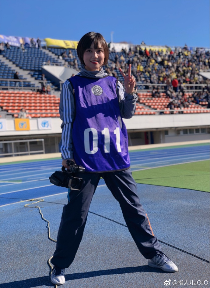 7月26日晚上7点,指人儿乐队主唱jojo乔伊娜将和《足球少年养成》节目