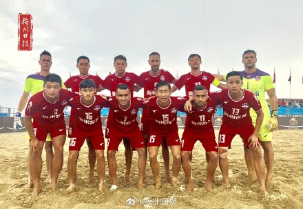 什琴斯尼与莱万夺冠后同框凤凰体育- 凤凰体育直播- 凤凰体育APP采访记者提问3C抢答：莱万留下！