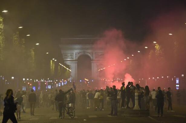 队报：巴黎输球后香榭丽舍大街爆发骚乱，警方用催泪弹驱散球迷