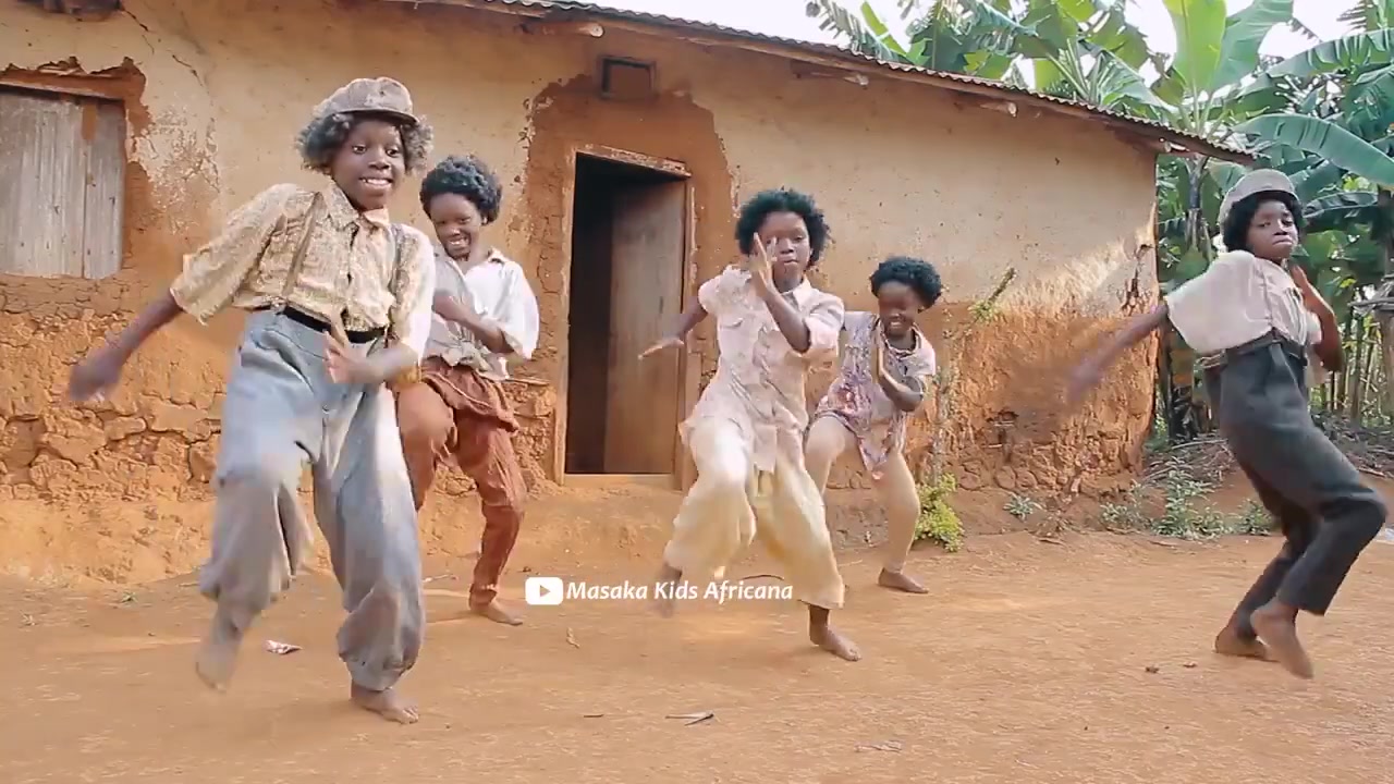 纯粹的快乐!非洲小朋友赤脚黄土起舞