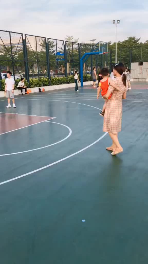 厉害啊!这位姐姐单手抱娃单手投三分-直播吧zhibo8.cc