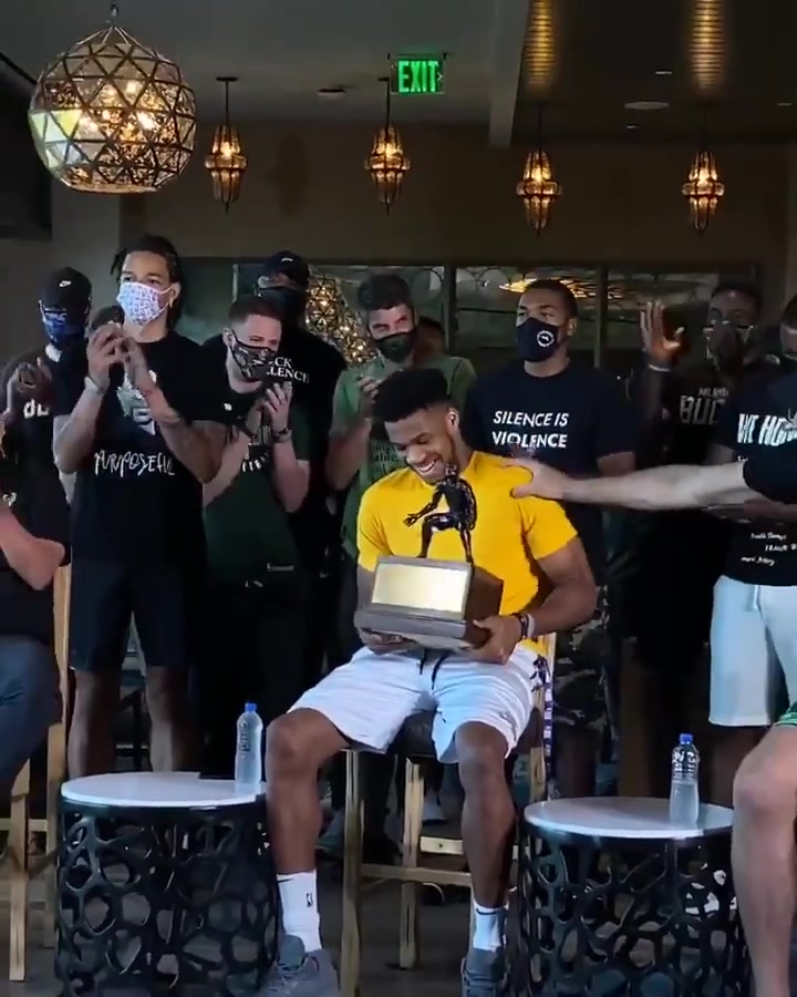 笑的像个憨憨字母哥开心的接过dpoy奖杯