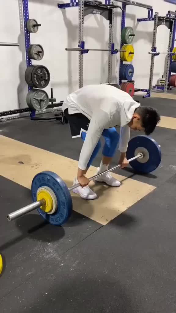 周末愉快书豪发健身房举铁视频