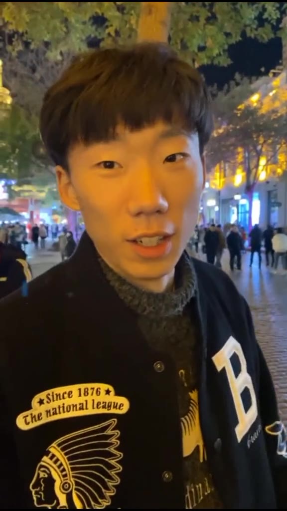 相似度得有80%吧！这位小哥长得也太像周琦了