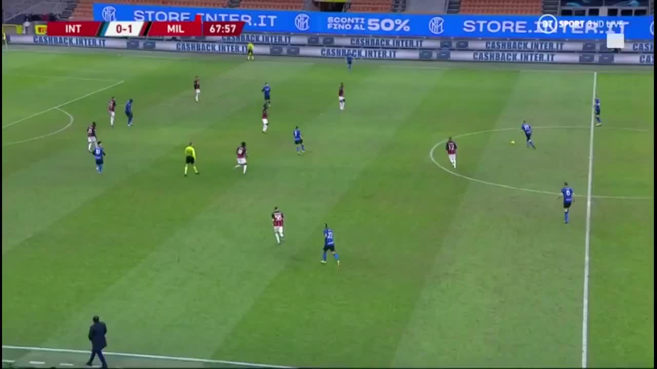 莱奥放倒巴雷拉被判罚点球，卢卡库点射破门扳平比分