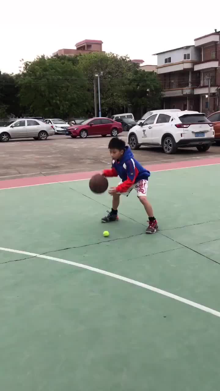 小朋友这运球基本功可否秒杀你