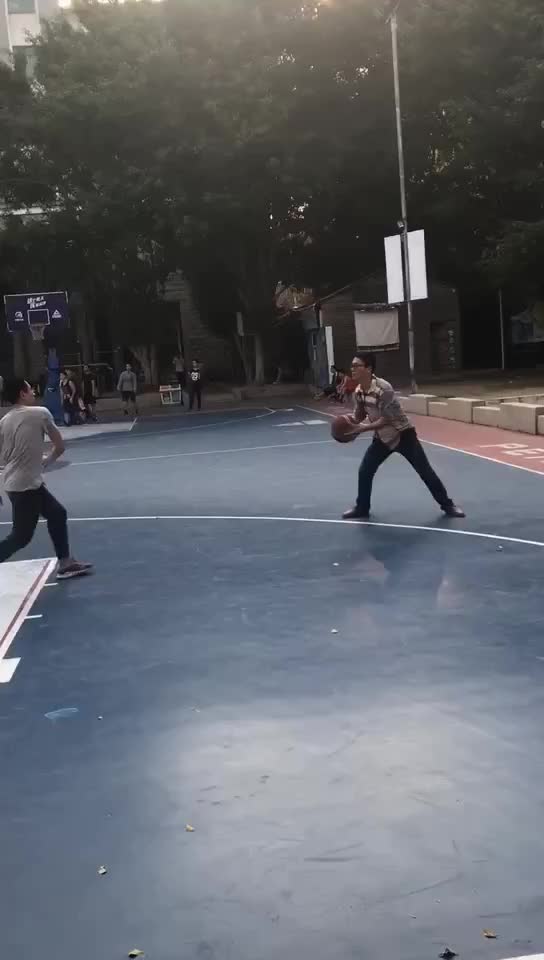 该怎么形容这个投篮姿势？