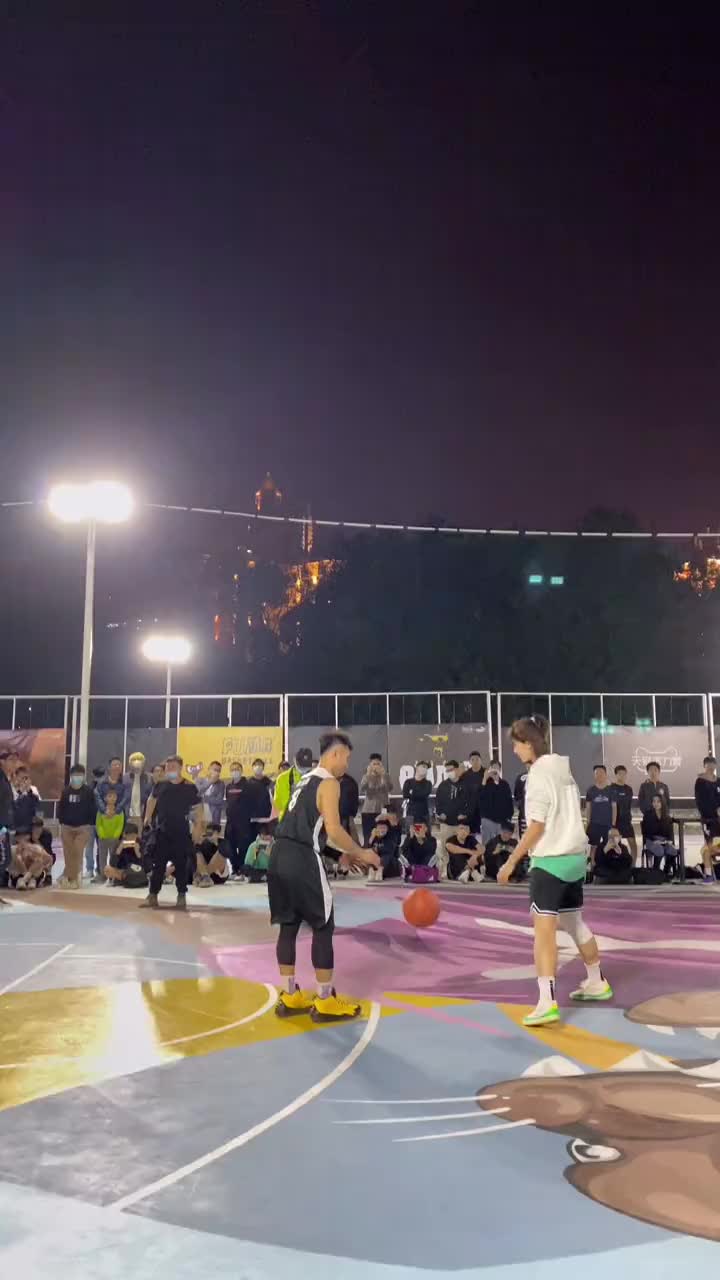 洋葱哥惨遭高个子小姐姐欺负