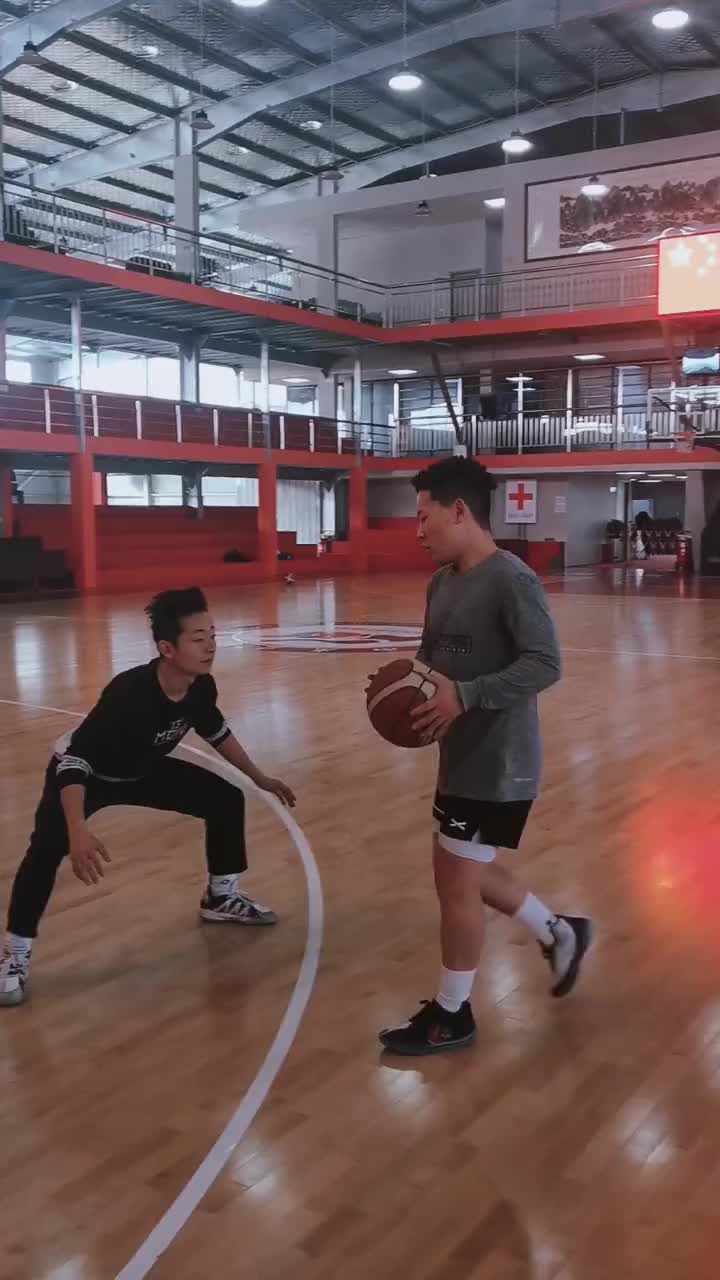 秀操作！这个过人太帅了