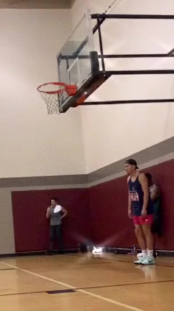 炸裂！白乔丹这个扣篮什么水平？