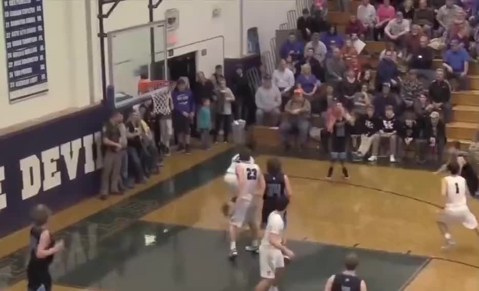 哦吼！这个实战扣篮太炸裂了吧