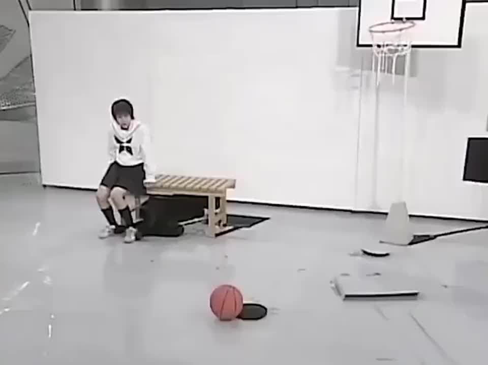 不懂就问：这个影子篮球是如何上墙的呢？