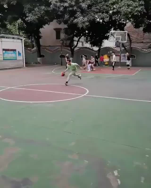 中圈开始三步上篮！就问你可以做到吗？