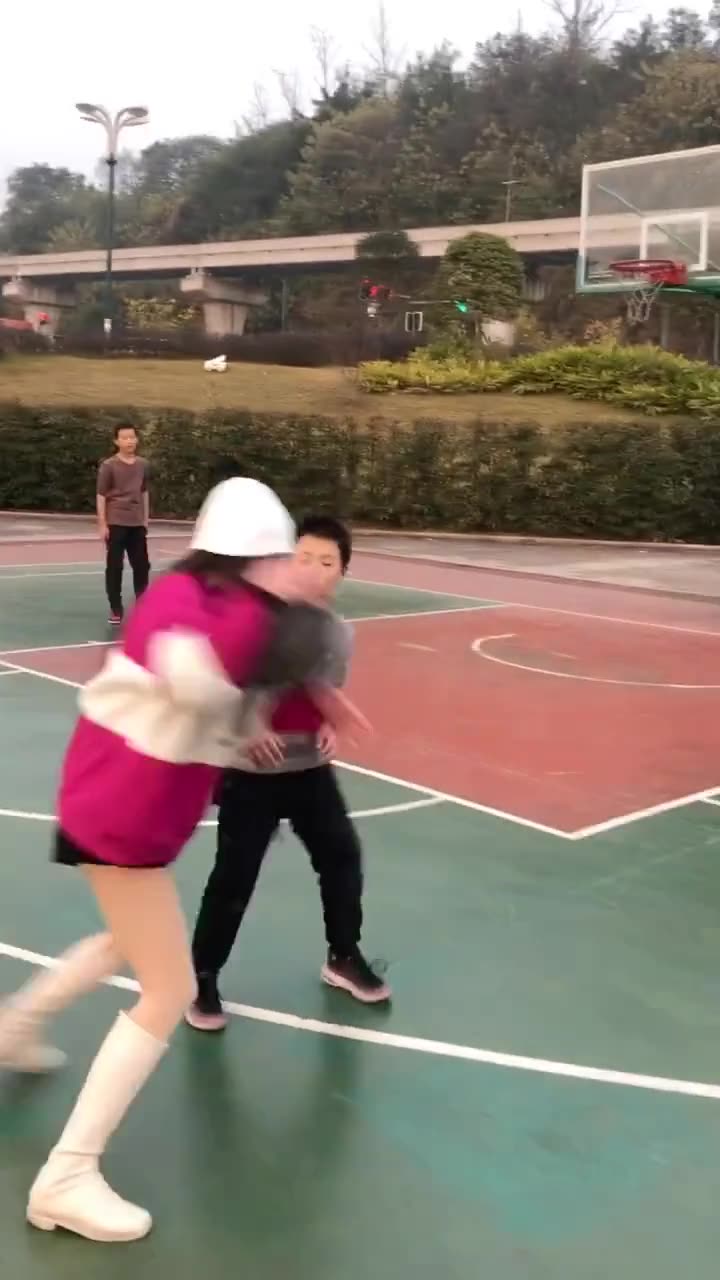 小朋友：大姐你走步了！