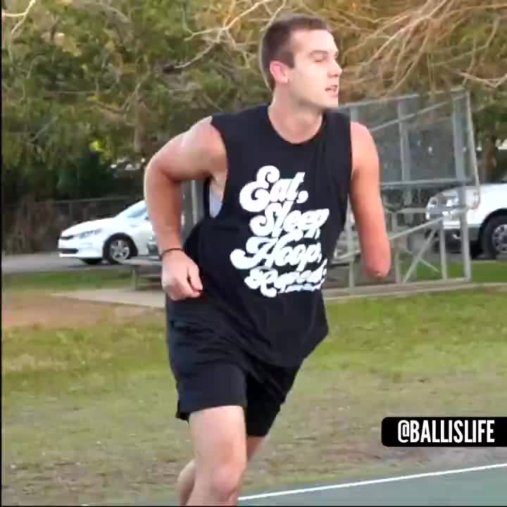 梦想不灭！感受下这个独臂男孩是如何打球的