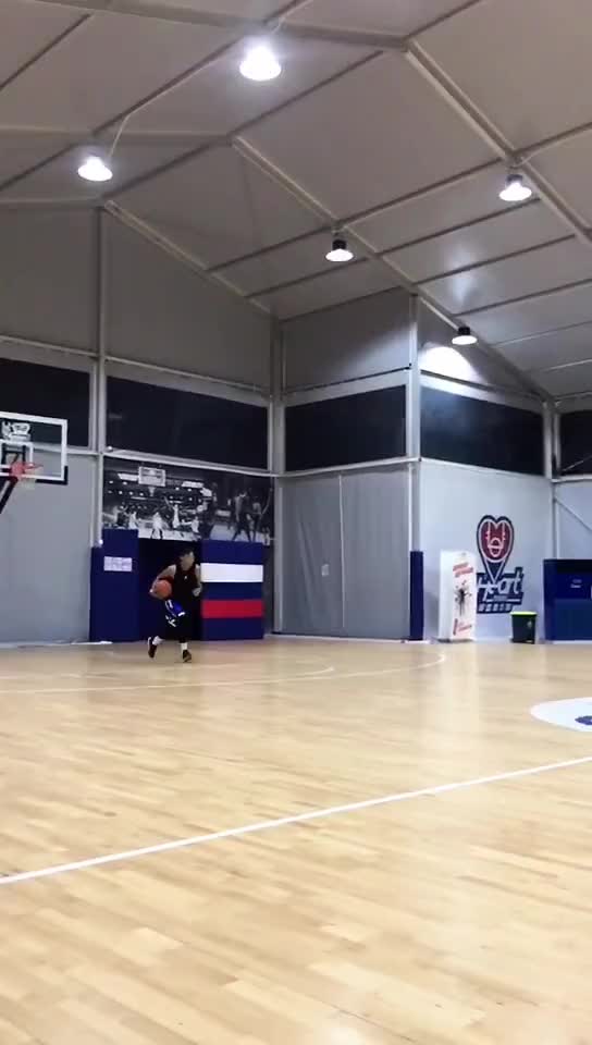 太牛了！矣进宏中圈大三步的滑翔飞扣