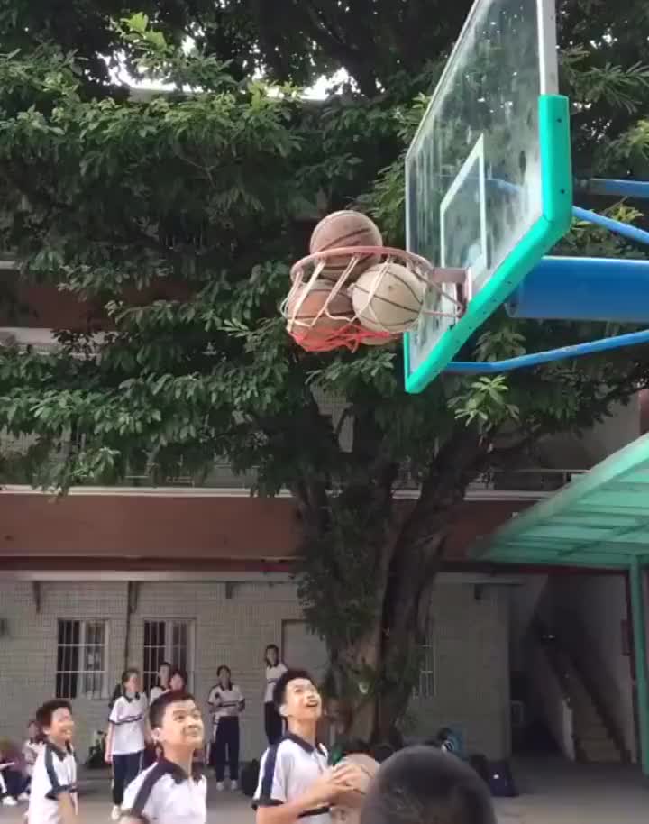 男孩子的快乐总是这么朴实无华~