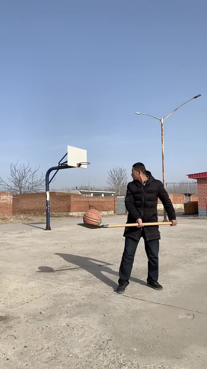 厉害了！铁锹投篮见过没？