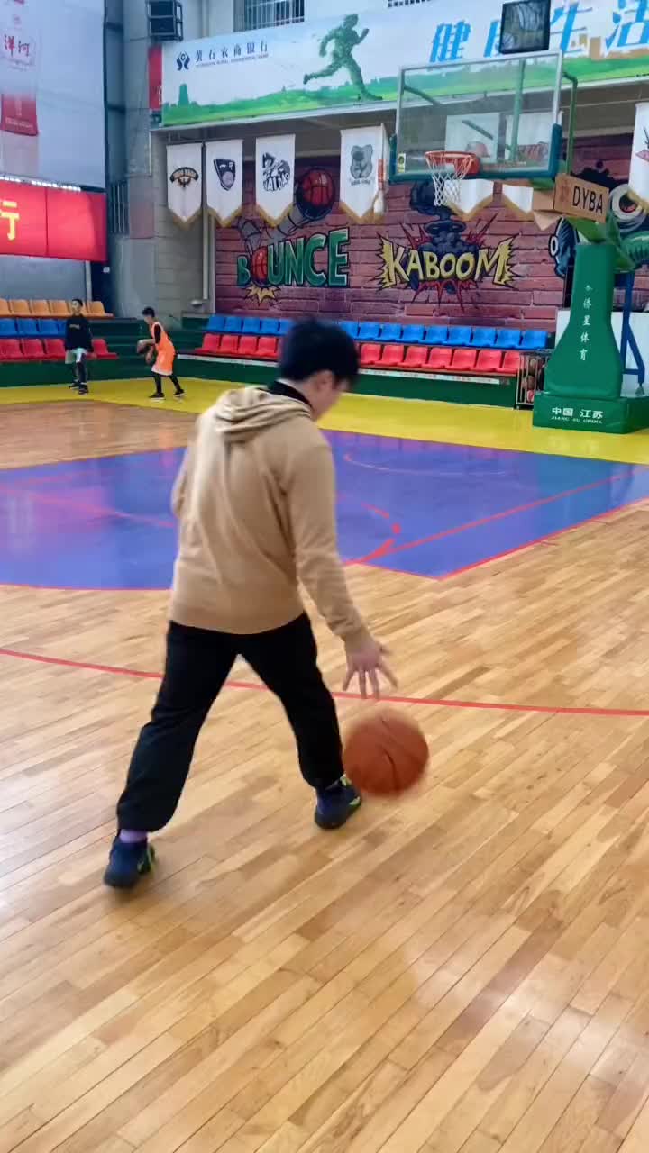 哈哈哈！如何形容这个投篮姿势