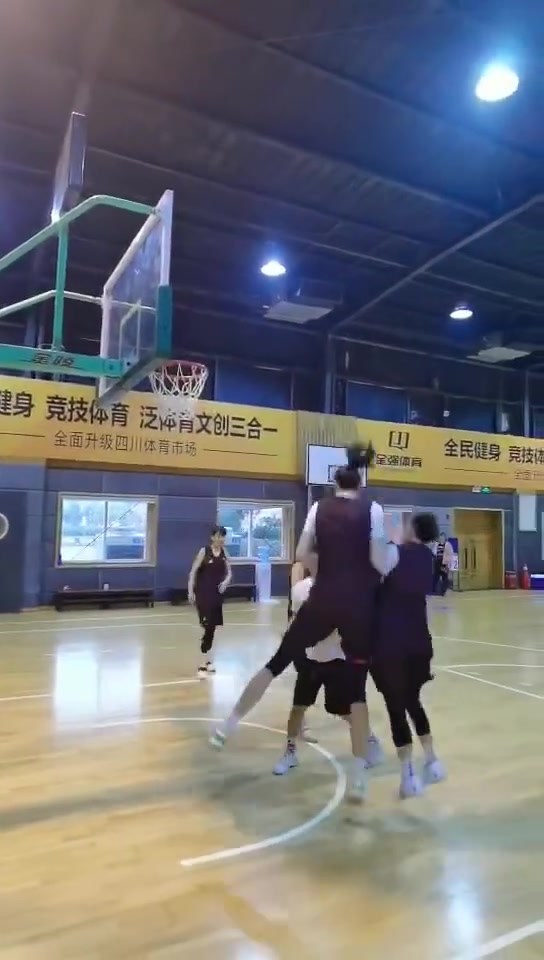 轻轻松松呀！韩旭拍扣篮视频